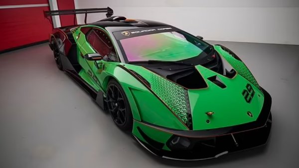 Това зелено Lamborghini Essenza SCV12 се продаде за $1 825 000, което го поставя на пето място в листата. То разполага с 6,5-литров V12 мотор и предлага максимална скорост от 340 километра в час.